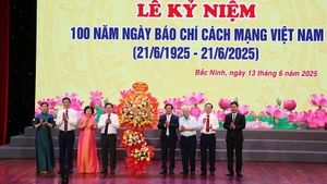 Các đồng chí lãnh đạo tỉnh tặng hoa chúc mừng nhân kỷ niệm 100 năm Ngày báo chí cách mạng Việt Nam.