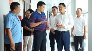 Chủ tịch Ủy ban nhân dân tỉnh Bắc Ninh Vương Quốc Tuấn kiểm tra cơ sở vật chất và động viên cán bộ, công chức, người lao động đang làm việc tại khu liên cơ quan của tỉnh.