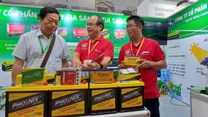 Doanh nghiệp giới thiệu công nghệ năng lượng tại Hội chợ triển lãm Entech Hanoi 2025.