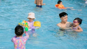 Bơi lội là niềm yêu thích của trẻ em mỗi dịp hè về.