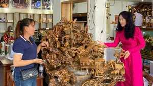 Khách tham quan tìm hiểu về các sản phẩm trưng bày tại triển lãm.