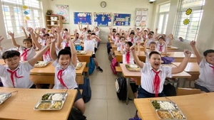 Một bữa ăn bán trú của học sinh Trường tiểu học Vĩnh Tuy (Hà Nội). (Ảnh: MINH ĐỨC)