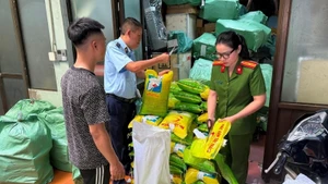 Lực lượng chức năng giám sát việc tiêu hủy yếu tố vi phạm quyền sở hữu công nghiệp đối với nhãn hiệu gạo ST25.