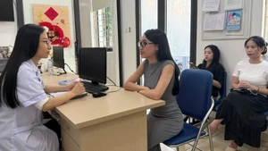 Trạm y tế phường Giảng Võ đón tiếp người dân. (Ảnh: THẮNG ĐẠT)