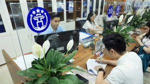 Người dân làm thủ tục hành chính tại Chi nhánh số 3 Trung tâm phục vụ hành chính công Hà Nội. (ẢNH: HIỀN THU)