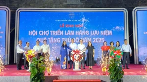 Các đại biểu thực hiện nghi thức khai mạc chương trình.