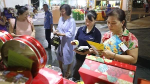 Người tiêu dùng tìm hiểu thông tin sản phẩm tại Hội chợ "Ngày hội khuyến mại tháng 7". 