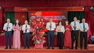Lãnh đạo Ủy ban nhân dân thành phố Hà Nội tặng hoa chúc mừng Đảng bộ Sở Công thương.