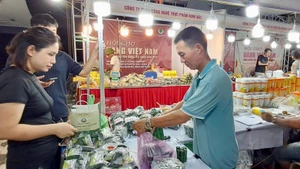 Người tiêu dùng mua sắm tại hội chợ.