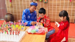 Hướng dẫn trẻ trải nghiệm nặn tò he truyền thống của xã Phượng Dực.