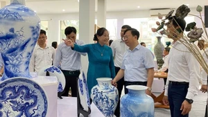 Lãnh đạo Sở Công thương Hà nội tham quan các sản phẩm trưng bày tại triển lãm.