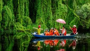 Du khách tham quan, trải nghiệm khu du lịch sinh thái Làng nổi Tân Lập, huyện Mộc Hóa, tỉnh Long An. (Nguồn TTXTDL)