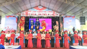 Lãnh đạo tỉnh tây ninh cùng các sở, ngành cắt băng khai mại hội chợ triển lãm.