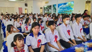 Con đoàn viên công đoàn vượt khó, học giỏi dự hội nghị tuyên dương.