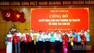 Bí thư Tỉnh ủy Nguyễn Văn Quyết trao 7 Quyết định của Ban Thường vụ Tỉnh ủy về việc điều động cán bộ.