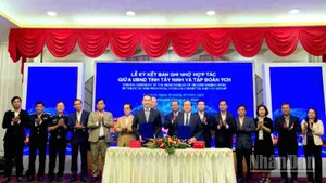 Phó Chủ tịch Ủy ban nhân tỉnh Tây Ninh Nguyễn Hồng Thanh (bên phải) trực tiếp ký kết bản ghi nhớ hợp tác với Chủ tịch điều hành tập đoàn YCH Robert Yap.