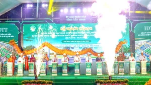 Lãnh đạo, nguyên lãnh đạo Trung ương và tỉnh qua các thời kỳ ấn nút khởi công khu công nghiệp.
