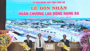 Lãnh đạo tỉnh Long An thừa ủy quyền của Chủ tịch nước trao Huân chương Lao động hạng Ba cho huyện Tân Trụ.