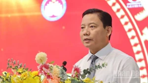 Phó Chủ tịch Ủy ban nhân dân tỉnh Long An Phạm Tấn Hòa phát biểu.