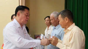 Ủy viên Bộ Chính trị, Trưởng ban Tuyên giáo và Dân vận Trung ương Nguyễn Trọng Nghĩa trao quà cho gia đình chính sách.
