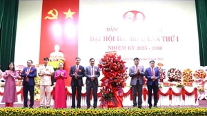 Lãnh đạo Thành ủy Huế tặng hoa chúc mừng Đại hội Đảng bộ xã Phú Vang.