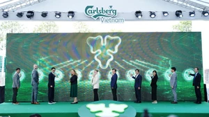 Lãnh đạo thành phố Huế, Đại sứ Đan Mạch và Carlsberg Việt Nam thực hiện nghi thức khánh thành Nhà máy bia Phú Bài mở rộng.