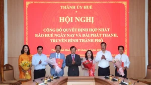 Lãnh đạo thành phố trao quyết định thành lập Trung tâm Truyền thông thành phố Huế và các quyết định về công tác cán bộ tại trung tâm này.