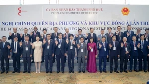 Các đại biểu chụp hình lưu niệm tại hội nghị.