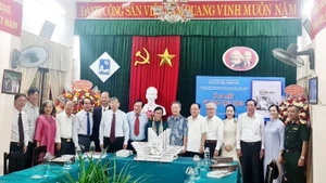 Các đồng chí nguyên lãnh đạo tỉnh Thừa Thiên Huế (nay là thành phố Huế) tham dự tại buổi ra mắt sách và trao tặng sách.
