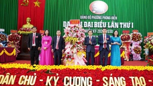 Lãnh đạo thành phố Huế tặng hoa chúc mừng Đại hội đại biểu Đảng bộ phường Phong Điền lần thứ nhất.