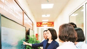 Lãnh đạo thành phố Hà Nội kiểm tra cơ sở vật chất tại bộ phận phục vụ hành chính công Ủy ban nhân dân phường Long Biên. (Ảnh LINH PHẠM)