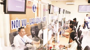 Người dân đến làm thủ tục tại Trung tâm phục vụ hành chính công huyện Tân Sơn.