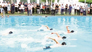 Tập huấn kỹ năng bơi và sơ cứu đuối nước cho trẻ em tại Trung tâm hoạt động Thanh thiếu nhi tỉnh Yên Bái.