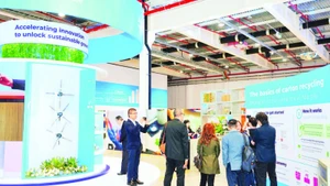 Khách hàng tham quan Nhà máy sản xuất bao bì tiệt trùng Tetra Pak tại Khu công nghiệp Việt Nam-Singapore 2A (Thành phố Hồ Chí Minh).