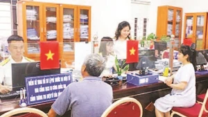 Hỗ trợ giải quyết thủ tục hành chính cho người nộp thuế tại bộ phận một cửa cơ quan Thuế thành phố Hà Nội.