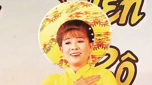 Nghệ sĩ Kim Hiền trong một vai diễn phục vụ quần chúng tại Cà Mau. (Ảnh do nghệ sĩ cung cấp)