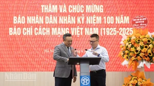 Các cơ quan, đơn vị đến thăm và chúc mừng Báo Nhân Dân nhân kỷ niệm 100 năm Báo chí cách mạng Việt Nam