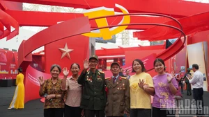 Muôn góc hào hùng tại triển lãm "95 năm Cờ Đảng soi đường"