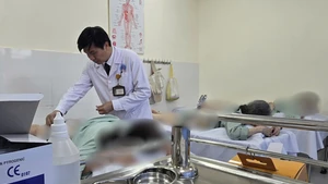 Người cao tuổi, dân văn phòng điều trị bệnh mạn tính bằng Đông y 