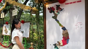 Người dân thích thú "tìm quê" sau ngày sáp nhập tại triển lãm bản đồ da độc đáo