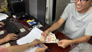 Người dân nhận quà tặng dịp kỷ niệm 80 năm Cách mạng Tháng Tám và Quốc khánh 2/9.
