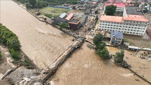 Một đoạn đường và cây cầu bị hư hại do lũ quét tại Thiên Tân, Trung Quốc ngày 28/7/2025. Ảnh: THX/TTXVN
