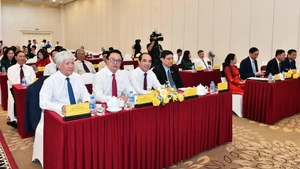 Đồng chí Đỗ Văn Chiến, Ủy viên Bộ Chính trị, Bí thư Trung ương Đảng, Chủ tịch Ủy ban Trung ương Mặt trận Tổ quốc Việt Nam cùng các đại biểu dự buổi gặp mặt.