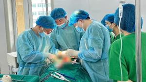 Ê-kip phẫu thuật tiến hành bóc tách khối u nằm ở vị trí khó.
