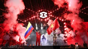J Balvin và Tlinh biểu diễn cùng lá cờ Việt Nam-Colombia.