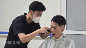Ông Trần Tuấn Thanh, bệnh nhân nội trú đến từ Tân Mai (Hoàng Mai, Hà Nội), chia sẻ niềm vui khi tham gia chương trình cắt tóc miễn phí dành cho bệnh nhân tại Bệnh viện Hữu Nghị.