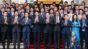 Chủ tịch Quốc hội Trần Thanh Mẫn và các đại biểu với Đoàn Nghị sĩ trẻ Quốc hội Nhật Bản. (Ảnh: DUY LINH)