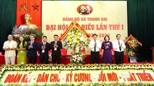 Phó Chủ tịch Ủy ban nhân dân thành phố Hà Nội Dương Đức Tuấn tặng hoa chúc mừng Đại hội Đảng bộ xã Thanh Oai. 