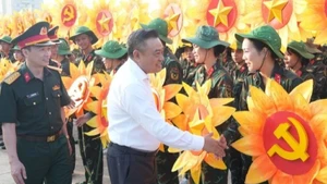 Chủ tịch thành phố Hà Nội động viên lực lượng đang tập luyện tại sân bay Bạch Mai.