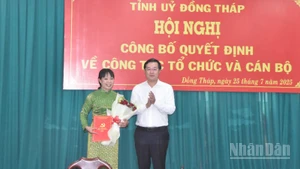 Đồng chí Lê Quốc Phong trao quyết định thành lập Báo và Phát thanh, Truyền hình Đồng Tháp.